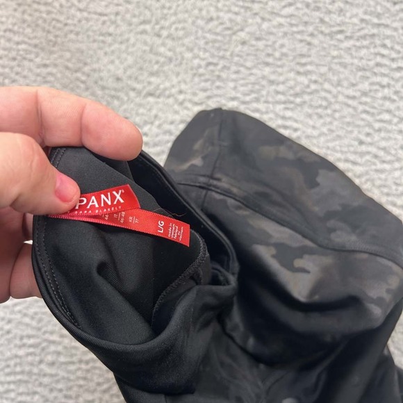 Spanx Leggings Womens Pedal Pusher Size Large Black Camo - Picture 8 of 9
